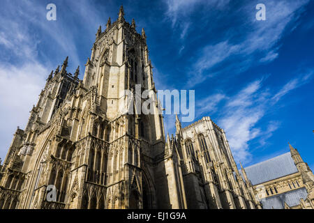 Le transept du côté sud de York Minster montrant les tours du sud contre un ciel bleu d'été. Août 2014 Banque D'Images