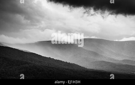 Les nuages de tempête de printemps sur le Blue Ridge Mountains, vu de Skyline Drive dans le Parc National Shenandoah, en Virginie. Banque D'Images