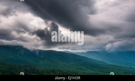 Les nuages de tempête de printemps sur le Blue Ridge Mountains, vu de Skyline Drive dans le Parc National Shenandoah, en Virginie. Banque D'Images