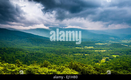 Les nuages de tempête de printemps sur le Blue Ridge Mountains, vu de Skyline Drive dans le Parc National Shenandoah, en Virginie. Banque D'Images