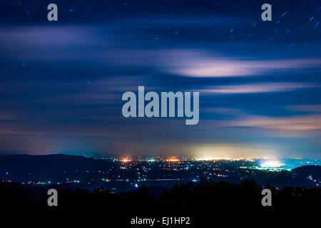 Étoiles et les nuages se déplacent dans le ciel nocturne plus de communes de la vallée de Shenandoah, vu de Skyline Drive dans Shenandoah National Banque D'Images