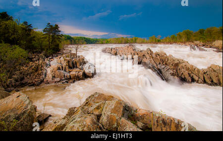 Journée de printemps orageux à Great Falls, sur la rivière Potomac, au nord-ouest de Washington, DC. Banque D'Images