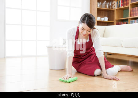 Jeune femme à effectuer des travaux ménagers et à la baisse, Banque D'Images