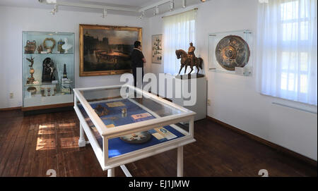 Un visiteur d'une exposition à la examine en Bismarck-Museum Schoenhausen, Allemagne 19 mars 2015. Le comté de Stendal célèbre le 200e anniversaire d'Otto von Bismarck (1815-1898). von Bismarck est né le 1er avril 1815 sur la succession de Schoenhausen et a commencé à partir de son domicile, de sa carrière politique en 1847. Le Bismarck-Museum a été officiellement ouvert en 1998 et a depuis vu autour de 12 000 visiteurs chaque année. Le musée dispose d'environ 160 pièces de l'héritage de Bismarck. Photo : Jens Wolf/dpa Banque D'Images