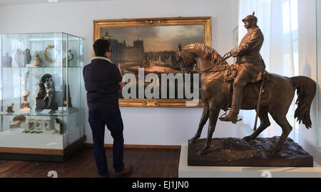 Un visiteur examine un exposé sur la peinture à l'affichage en Bismarck-Museum Schoenhausen, Allemagne 19 mars 2015. Le comté de Stendal célèbre le 200e anniversaire d'Otto von Bismarck (1815-1898). von Bismarck est né le 1er avril 1815 sur la succession de Schoenhausen et a commencé à partir de son domicile, de sa carrière politique en 1847. Le Bismarck-Museum a été officiellement ouvert en 1998 et a depuis vu autour de 12 000 visiteurs chaque année. Le musée dispose d'environ 160 pièces de l'héritage de Bismarck. Photo : Jens Wolf/dpa Banque D'Images