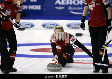 Sapporo, Hokkaido, Japon. Mar 19, 2015. Paetz Alina (SUI) Curling : monde de curling féminin 2015 Round Robin match entre la Suisse et l'Écosse au gymnase Tsukisamu à Sapporo, Hokkaido, Japon . Tsukida Crédit : Jun/AFLO SPORT/Alamy Live News Banque D'Images