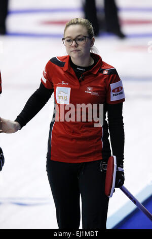 Sapporo, Hokkaido, Japon. Mar 19, 2015. Paetz Alina (SUI) Curling : monde de curling féminin 2015 Round Robin match entre la Suisse et l'Écosse au gymnase Tsukisamu à Sapporo, Hokkaido, Japon . Tsukida Crédit : Jun/AFLO SPORT/Alamy Live News Banque D'Images