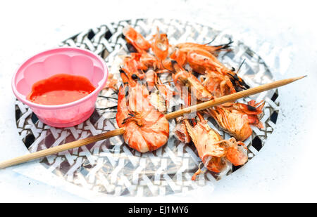 Crevettes grillées à l'ail doux la sauce chili, l'alimentation de rue. Banque D'Images