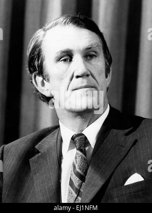 Fichier. Mar 20, 2015. Canberra, Australie - Malcolm Fraser, ancien premier ministre australien, qui était notoirement catapulté au pouvoir par une crise constitutionnelle qui a laissé la nation cruellement divisé, est mort vendredi à Canberra, Australie. Il a été 84. Fraser a été active dans la vie publique jusqu'à la fin et sa mort a choqué la nation. Sa vie après la politique a été dominée par les questions des droits de l'homme. Photo - 1 juin 1975 - Lieu inconnu - MALCOLM FRASER, né le 21 mai 1930, a été le 22e premier ministre de l'Australie il a servi de 1975 à 1983. Sur la photo : Fraser dans une campagne presse élection con Banque D'Images