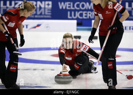 Sapporo, Hokkaido, Japon. Mar 19, 2015. Paetz Alina (SUI) Curling : monde de curling féminin 2015 Round Robin match entre la Suisse et l'Écosse au gymnase Tsukisamu à Sapporo, Hokkaido, Japon . Tsukida Crédit : Jun/AFLO SPORT/Alamy Live News Banque D'Images