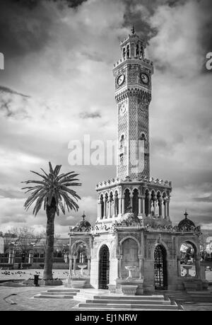 Konak Square voir avec l'ancienne tour de l'horloge. Il a été construit en 1901 et accepté comme le symbole officiel de la ville d'Izmir, Turquie Banque D'Images