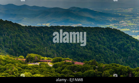 Avis de Skyland Resort et les Blue Ridge Mountains de Stony Man Mountain dans le Parc National Shenandoah, en Virginie. Banque D'Images