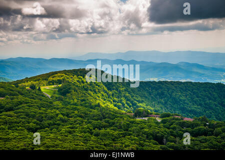 Avis de Skyland Resort et les Blue Ridge Mountains de Stony Man Mountain dans le Parc National Shenandoah, en Virginie. Banque D'Images