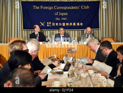 Tokyo, Japon. Mar 20, 2015. Gov. Haruhiko Kuroda, assis au centre, de la Banque du Japon prend la parole lors d'une conférence de presse à Tokyo's Club des correspondants étrangers du Japon le vendredi 20 mars, 2015. La banque centrale a adopté en avril 2013 un programme de relance massive d'accélérer l'inflation à 2 pour cent dans un pays qui s'est engouffré dans la déflation depuis 10 ans et demi. Credit : Natsuki Sakai/AFLO/Alamy Live News Banque D'Images