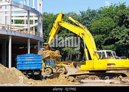 Pelle est sur le chantier de travail Banque D'Images