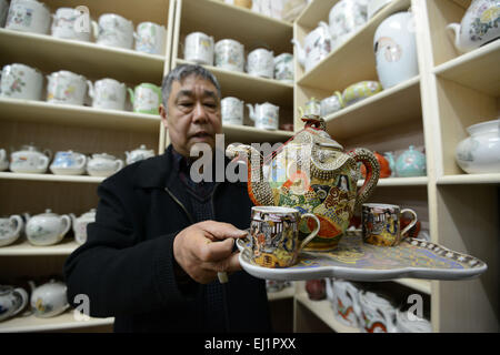 Hautes exigences (3 étoiles), Anhui, CHN. 18 Mar, 2015. Hautes exigences (3 étoiles), CHINE - 18 MAR 2015 : (uniquement pour un usage éditorial. Pas de vente en Chine) Les Japonais en porcelaine doré pot de sang Chuanqi's collection. Sang Chuanqi est célèbre pour son obsession à pot, et a recueilli plus de 10 000 pots depuis le début des années 1970. Ses collections comprennent divers à partir de la dynastie des Tang, à présent, de les pots des cinq fours historiques les plus célèbres de la dynastie des Song dans de nombreux produits des fours de folk. En 2000, l'ancien chef de l'Administration de l'état du patrimoine culturel Lv Jimin est venu à Anhui Provience et a vu ses collections, puis il s'inscrit ''Wan Hu Zhai'' Banque D'Images