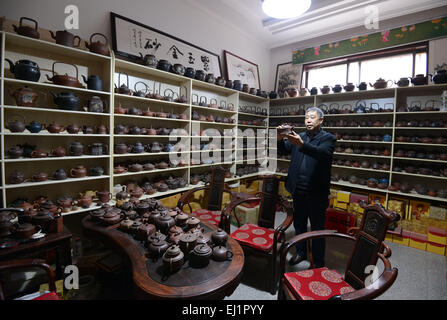 Hautes exigences (3 étoiles), Anhui, CHN. 18 Mar, 2015. Hautes exigences (3 étoiles), CHINE - 18 MAR 2015 : (uniquement pour un usage éditorial. Pas de vente en Chine) a chanté Chuanqi et ses pots. Sang Chuanqi est célèbre pour son obsession à pot, et a recueilli plus de 10 000 pots depuis le début des années 1970. Ses collections comprennent divers à partir de la dynastie des Tang, à présent, de les pots des cinq fours historiques les plus célèbres de la dynastie des Song dans de nombreux produits des fours de folk. En 2000, l'ancien chef de l'Administration de l'état du patrimoine culturel Lv Jimin est venu à Anhui Provience et a vu ses collections, puis il s'inscrit ''Wan Hu Zhai''(une maison avec 10 000 pots) pour son hou Banque D'Images