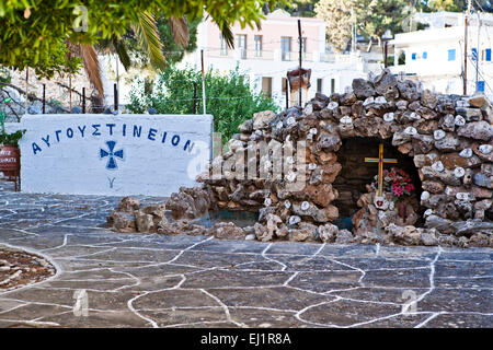 Memorial avec croix de Lefkes à Paros, Grèce. Banque D'Images