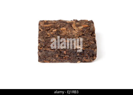 Petit carré noir en appuyant sur briquette de Shu chinois le thé Pu-erh isolé sur fond blanc Banque D'Images