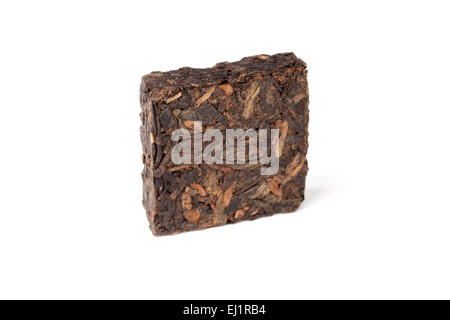 Petit carré noir en appuyant sur briquette de Shu chinois le thé Pu-erh isolé sur fond blanc Banque D'Images