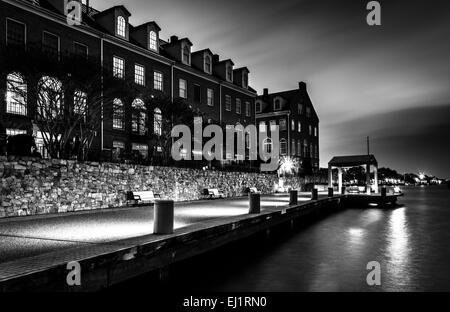 Condos riverains et la promenade le long de la rivière Potomac la nuit à Alexandria, en Virginie. Banque D'Images