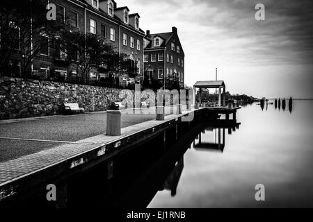 Promenade au bord de l'eau et des condominiums le long de la rivière Potomac, à Alexandria, en Virginie. Banque D'Images