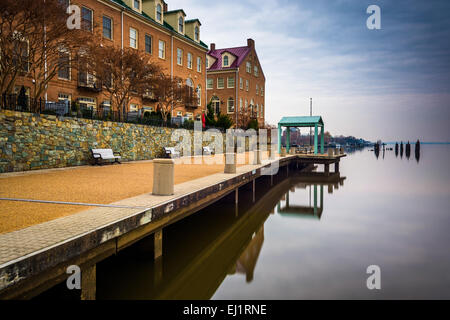 Promenade au bord de l'eau et des condominiums le long de la rivière Potomac, à Alexandria, en Virginie. Banque D'Images