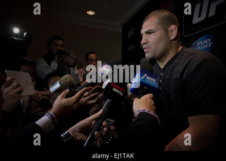 La ville de Mexico, Mexique. Mar 19, 2015. Cain Velasquez de chasse américains répond à des questions au cours d'une conférence de presse pour présenter son prochain combat UFC 188 avec chasse brésilien Fabricio Ostfriesland à Mexico, capitale du Mexique, le 19 mars 2015. Credit : Alejandro Ayala/Xinhua/Alamy Live News Banque D'Images