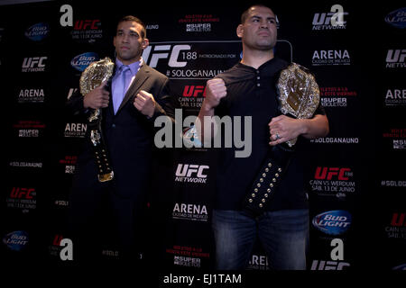 La ville de Mexico, Mexique. Mar 19, 2015. Chasseur américain Cain Velasquez (R) et de chasse brésilien Fabricio Ostfriesland posent au cours d'une conférence de presse pour présenter leur prochain combat UFC 188 dans la ville de Mexico, capitale du Mexique, le 19 mars 2015. Credit : Alejandro Ayala/Xinhua/Alamy Live News Banque D'Images