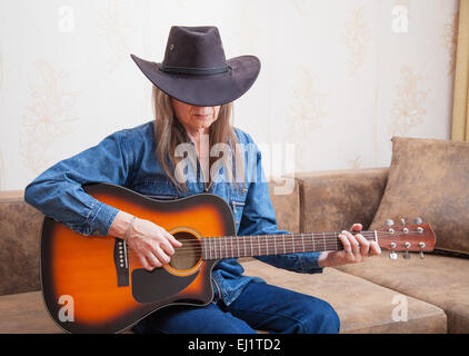 Un homme âgé dans un chapeau à jouer de la guitare Banque D'Images