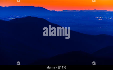 Lumières dans la vallée de Shenandoah et les crêtes des montagnes des Appalaches, vu après le coucher du soleil du sommet de Blackrock dans Shenandoah N Banque D'Images