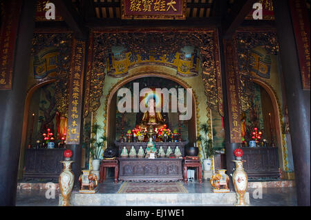 Temple sur l'une des montagnes de marbre, Ngũ Hanh Son, au sud de la ville de Da nang, Vietnam Banque D'Images