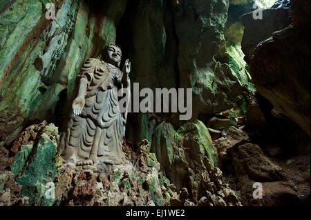 Cave temple sur l'une des montagnes de marbre, Ngũ Hanh Son, au sud de la ville de Da nang, Vietnam Banque D'Images