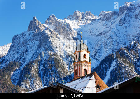 Viererspitze et l'ouest de la montagne Karwendelspitze, Saint Pierre et Saint Paul, l'église paroissiale de Karwendel, Mittenwald Banque D'Images