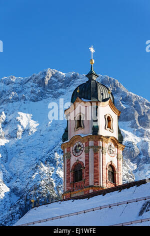 Saint Pierre et Saint Paul's Parish Church, Mittenwald, derrière la montagne du Karwendel, Werdenfelser Land, Haute-Bavière, Bavière Banque D'Images