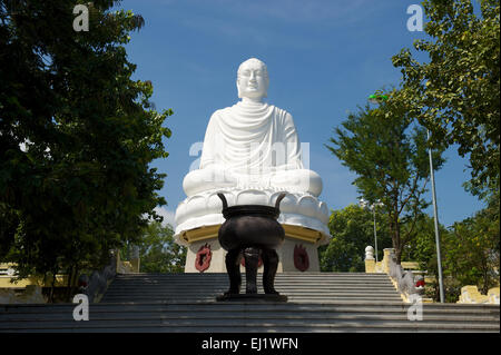 Bouddha blanc, la Pagode Long Son, Nha Trang, province de Khanh Hoa, Vietnam Banque D'Images