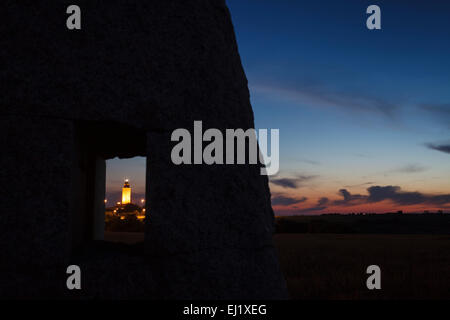 Tour d'Hercule à travers la vitre d'un menhir monument par Manolo Paz. La Corogne. La Galice. L'Espagne. Banque D'Images