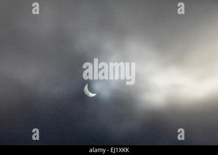 Brighton, UK. Mar 20, 2015. Éclipse solaire partielle le 20 mars 2015, vu à travers les nuages de Brighton, l'Esat Sussex. Ce fut une très courte pause dans le nuage et l'éclipse était visible que pendant une courte période. Credit : travelinglight/Alamy Live News Banque D'Images