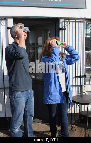 Cardiff, Royaume-Uni. Regard sur le ciel les acheteurs afin de voir l'éclipse partielle du soleil à Rhiwbina, Galles du Sud. Ciel clair a permis une bonne vue de la Lune couvrant 85  % du soleil. crédit : Chris Stevenson/Alamy Live News Banque D'Images