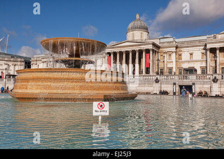 Trafalgar Square, Londres, National Gallery et fontaine avec aucun signe d'entrée. Banque D'Images