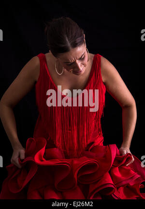 Femme vêtue de flamenco robe rouge sur fond noir Banque D'Images