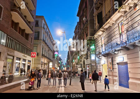 Naples, Italie - 1 janvier 2014 : les touristes et les habitants dans la célèbre Via Toledo Street view en Naples, Italie. Ville historique de Naples ce Banque D'Images