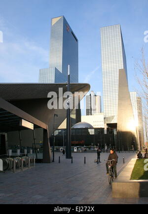 La gare centrale de Rotterdam, Pays-Bas, avec des gratte-ciel du Gebouw Delftse Poort, siège d'assurance Nationale Nederlanden Banque D'Images