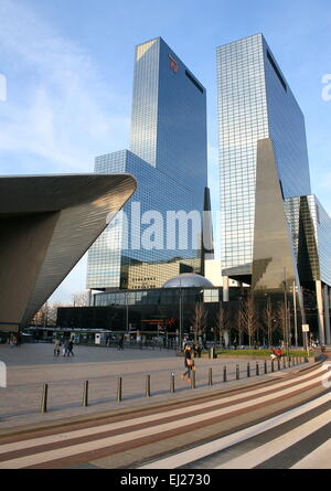 La gare centrale de Rotterdam, Pays-Bas, avec des gratte-ciel du Gebouw Delftse Poort, siège d'assurance Nationale Nederlanden Banque D'Images