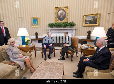 Washington DC, USA. Mar 19, 2015. La droite. Mar 19, 2015. Le président des États-Unis Barack Obama, centre droit, accueille Leurs Altesses Royales Charles, prince de Galles, à gauche au centre, et Camilla, la duchesse de Cornouailles, à gauche, pour une réunion dans le bureau ovale de la Maison Blanche à Washington, DC le Jeudi, 19 mars, 2015. Le vice-président Joe Biden s'occupe à la droite. Dpa : Crédit photo alliance/Alamy Live News Banque D'Images