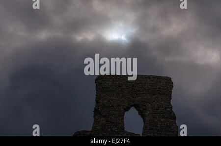 Dunnydeer Hill Fort, pouce, Ecosse, Royaume-Uni. Mar 20, 2015. L'éclipse solaire partielle vue à travers un trou dans les nuages, sur les ruines du château du 13ème siècle au sommet d'Dunnydeer Hill Fort, pouce, en Écosse, vendredi 20 mars 2015. Credit : Malcolm Gallon/Alamy Live News Banque D'Images
