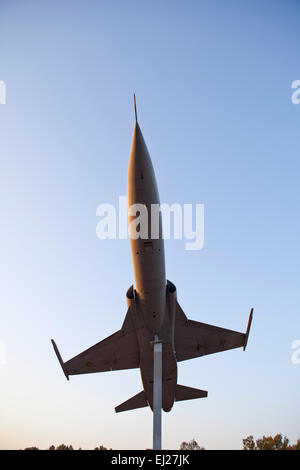 BADAJOZ, ESPAGNE - 13 mars 2015 : l'espagnol à la retraite (CF-5 Freedom Fighter CF-116) placé sur un rond-point de Talavera la Real. Ce Banque D'Images