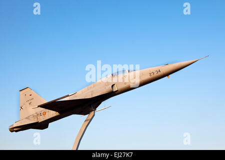 BADAJOZ, ESPAGNE - 13 mars 2015 : l'espagnol à la retraite (CF-5 Freedom Fighter CF-116) placé sur un rond-point de Talavera la Real. Ce Banque D'Images