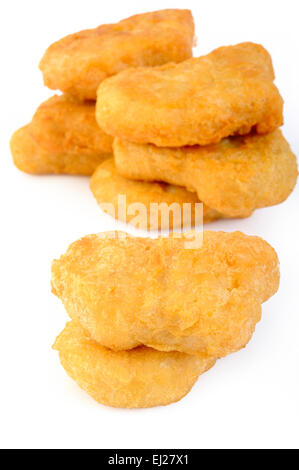 Nuggets de poulet frit isolé sur fond blanc Banque D'Images