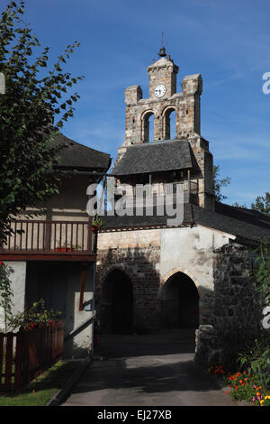 Le clocher, liste du patrimoine mondial, de l'église du xive siècle à Audressein, Ariège, Midi Pyrénées dans le sud ouest de la France Banque D'Images